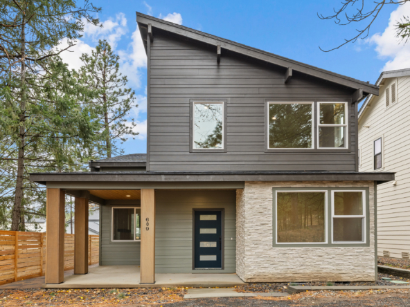 Contemporary home of Ederra 19 in Cle ELum with stone surround and a line roof