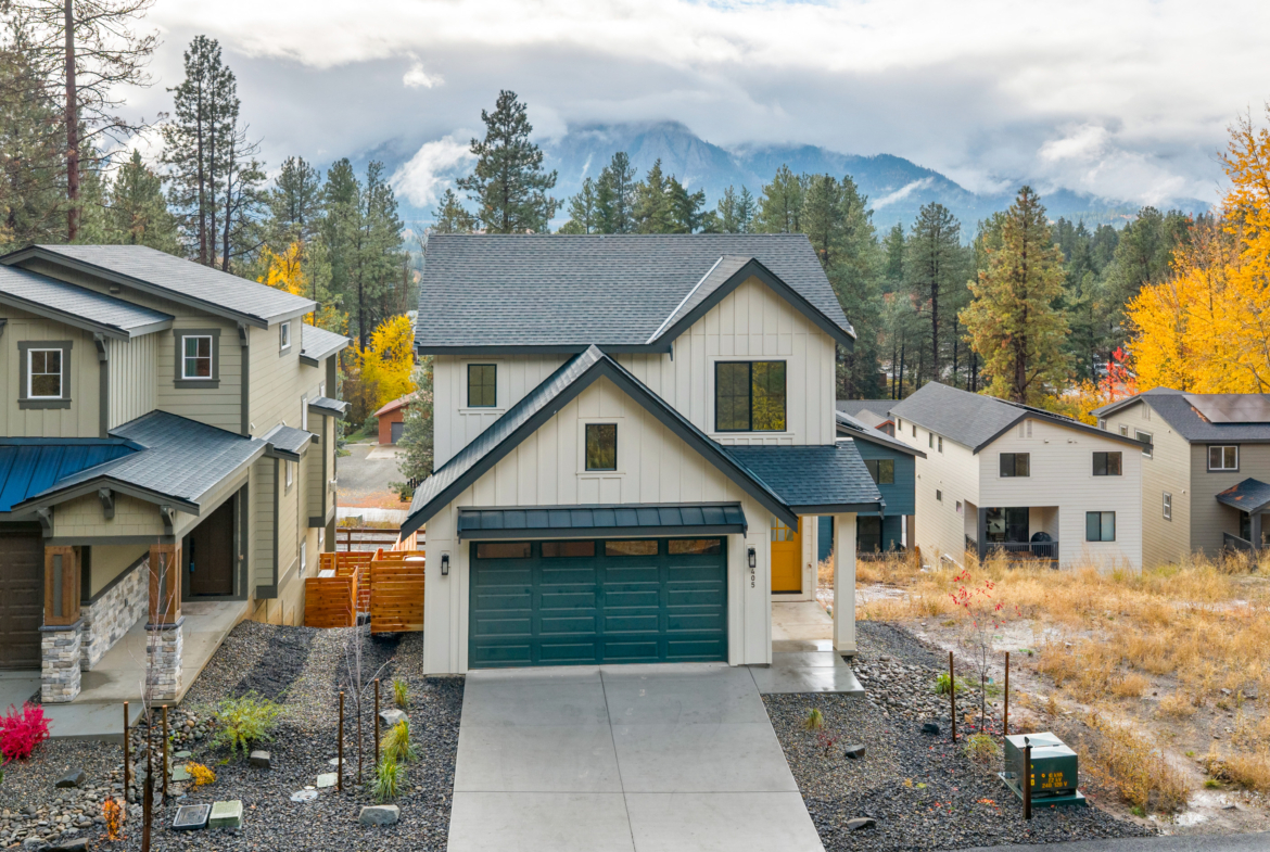 Ederra Lot 7 The Naches in Cle Elum by Trailside Homes front exterior with gorgeous views of the mountains and trees