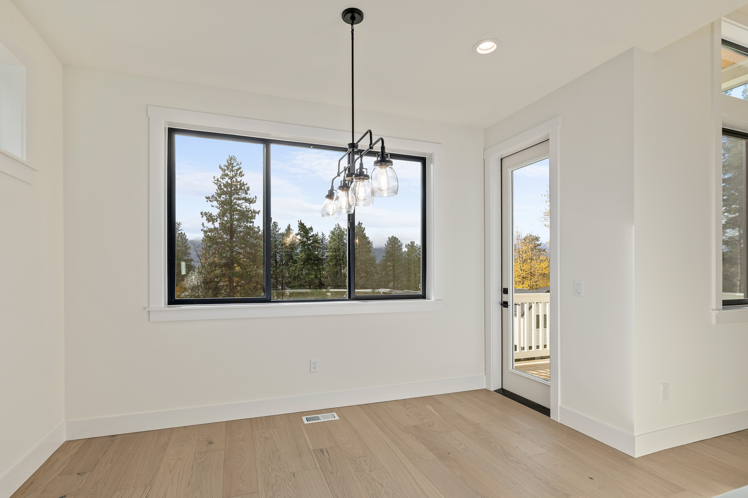Ederra Lot 7 The Naches in Cle Elum by Trailside Homes dining room that opens to the covered deck