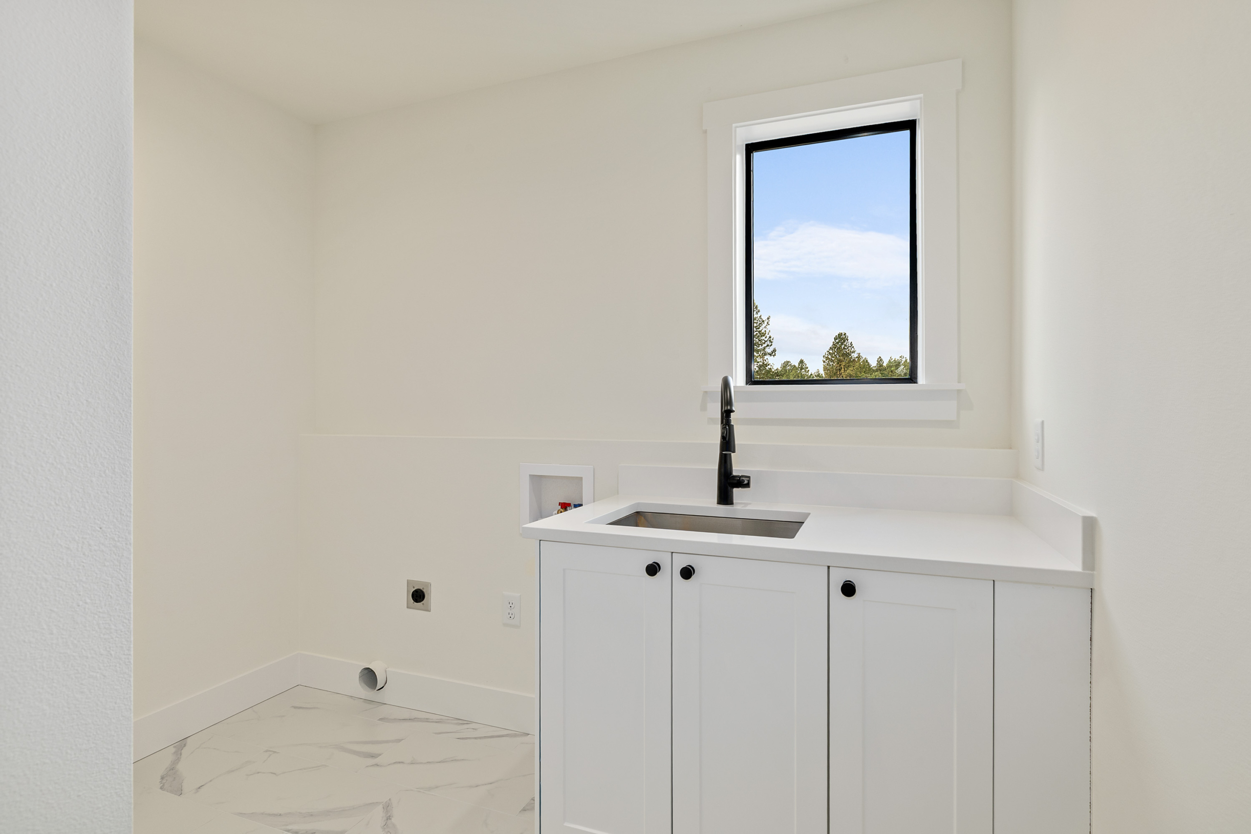 Ederra Lot 7 The Naches in Cle Elum by Trailside Homes mud room with laundry and cabinets with built in sink