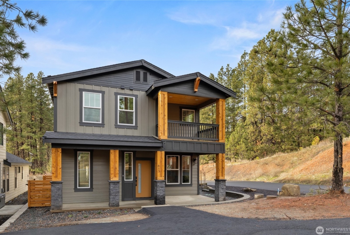 The Thorp at Ederra in Cle Elum by Trailside Homes front elevation with stained posts and grey paint with dark stone accents