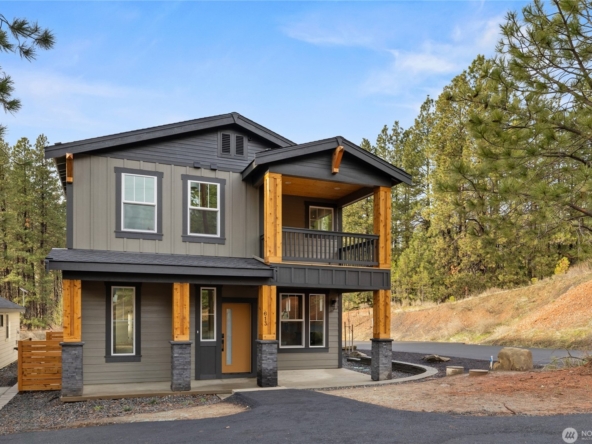 The Thorp at Ederra in Cle Elum by Trailside Homes front elevation with stained posts and grey paint with dark stone accents